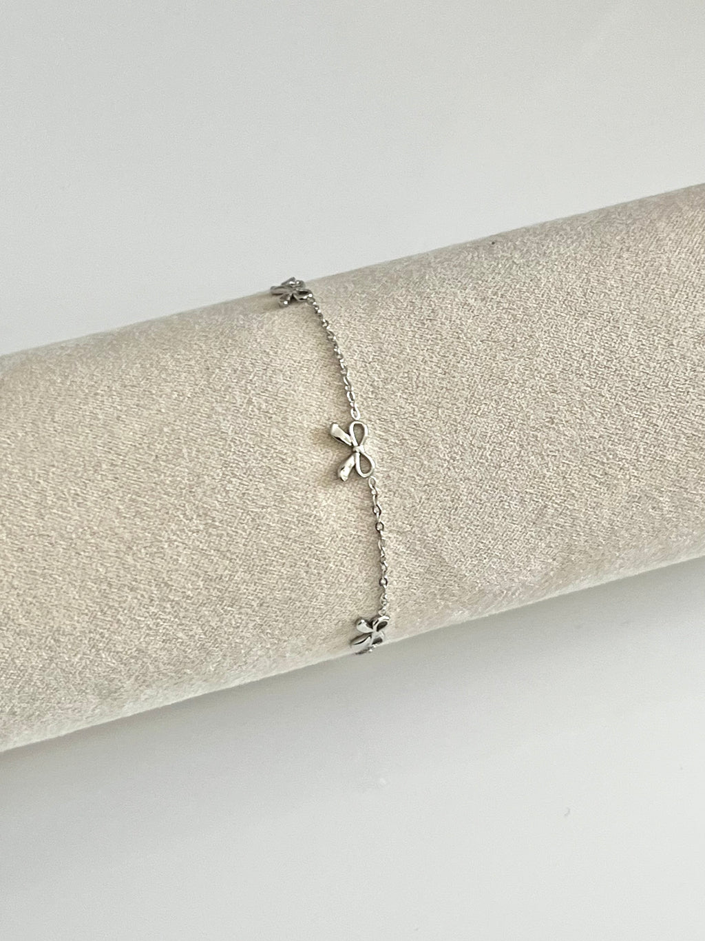 Tiny Bowtie Armband